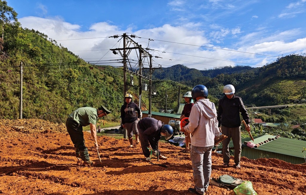 Lực lượng Công an tỉnh Quảng Ngãi về với vùng tâm lũ Đăk Prế (xã Măng Ri) trong “Chiến dịch Quang Trung”.