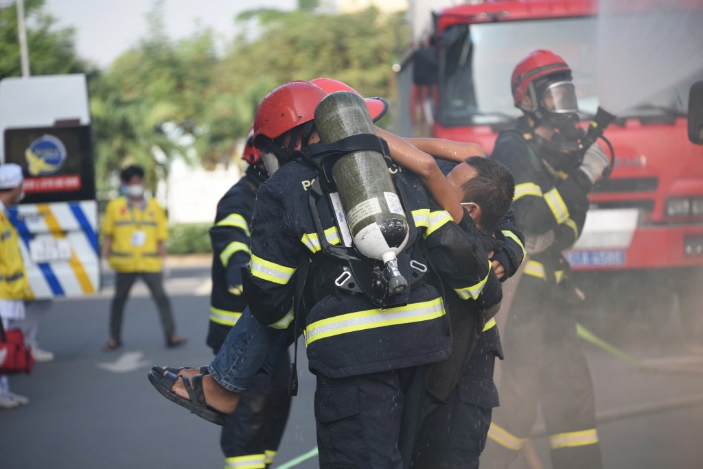 Nạn nhân được lực lượng CNCH đưa ra khỏi xe