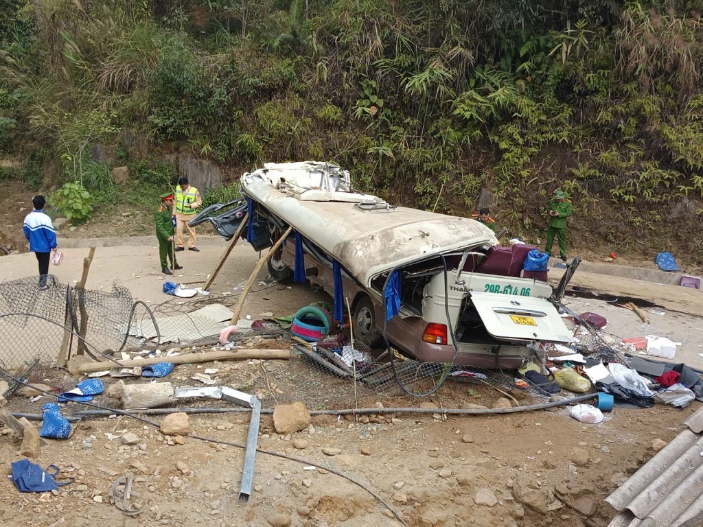 Chủ tịch UBND tỉnh Lào Cai chỉ đạo khẩn trương cứu nạn vụ lật xe làm 9 người tử vong