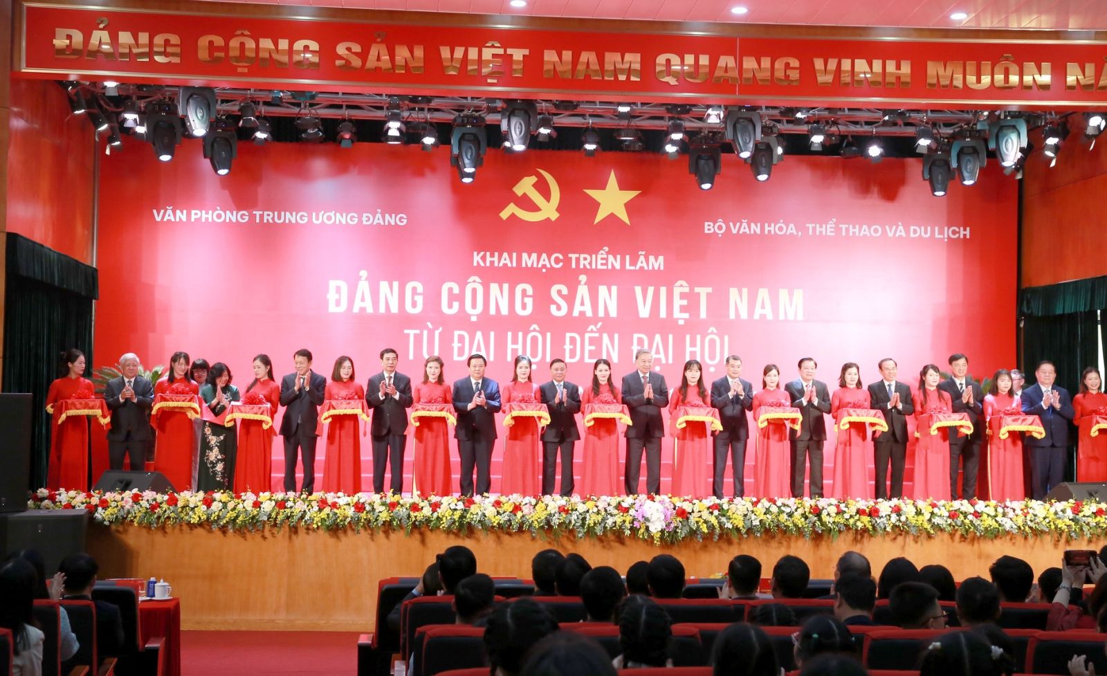 Khai mạc triển lãm “Đảng Cộng sản Việt Nam - Từ Đại hội đến Đại hội”