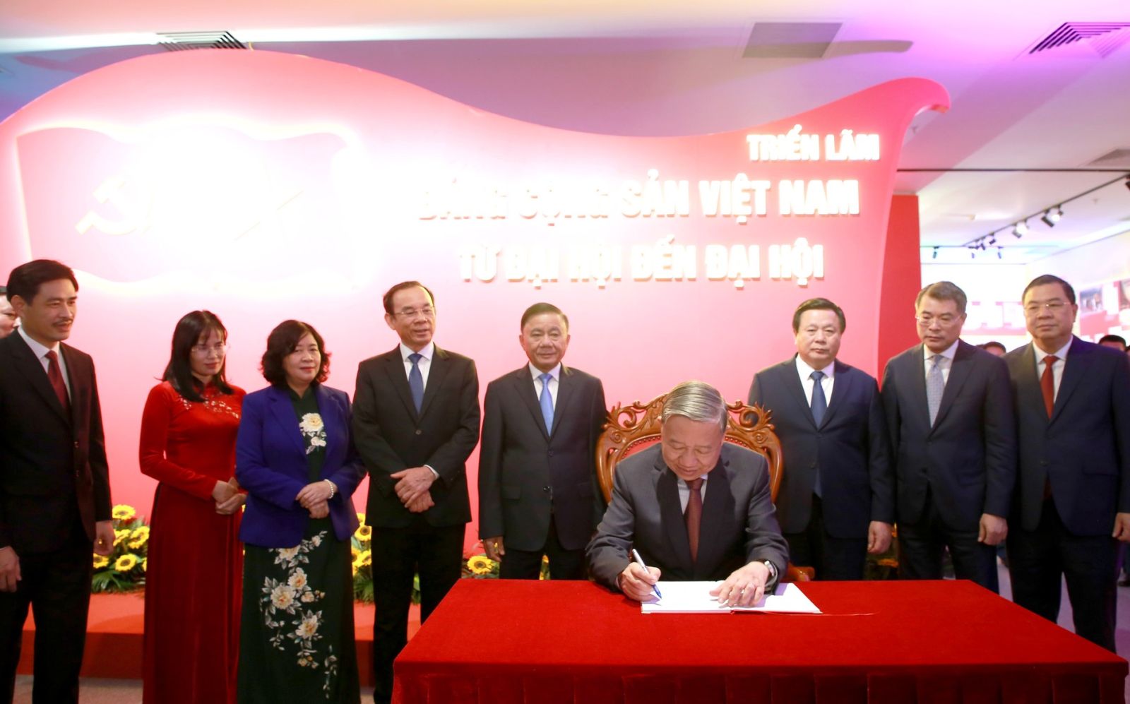 Khai mạc triển lãm “Đảng Cộng sản Việt Nam - Từ Đại hội đến Đại hội”