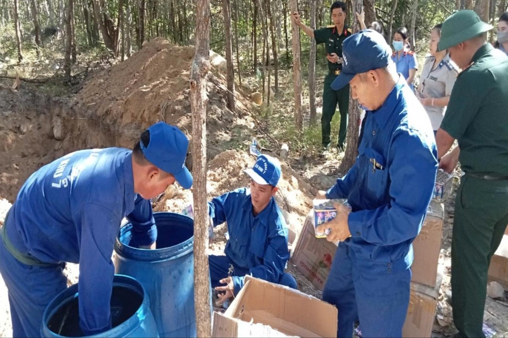 Cơ quan chức năng tiêu hủy 430,28 kg pháo hoa nổ (Ảnh: H.Lai)