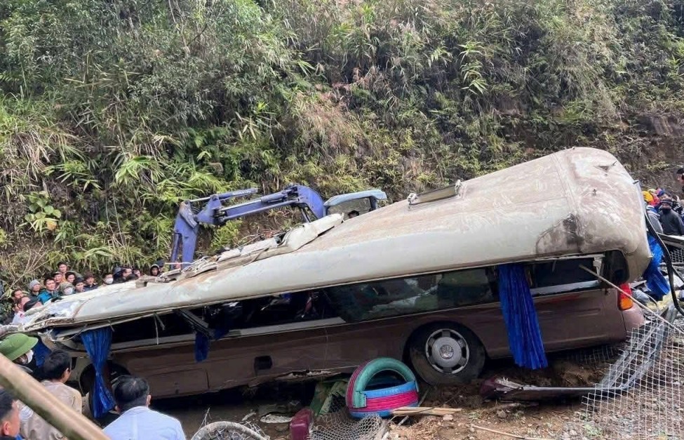 Lào Cai huy động mọi lực lượng điều trị các nạn nhân trong vụ lật xe nghiêm trọng