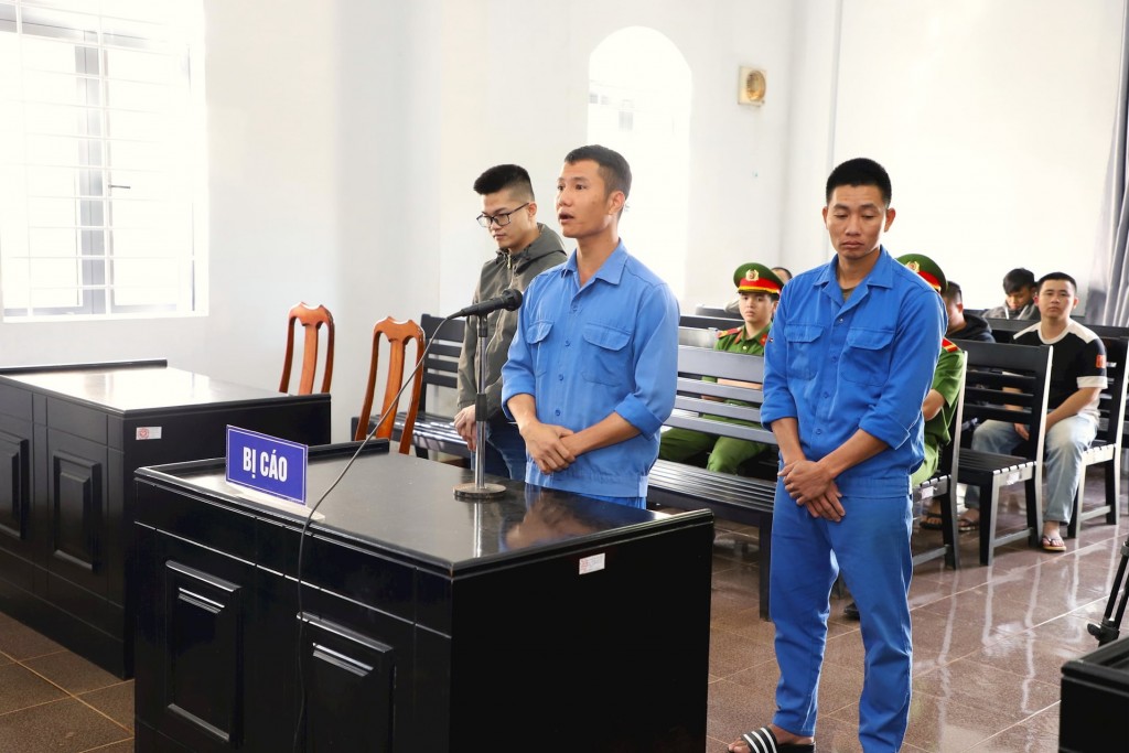 Xét xử nghiêm tội phạm mua bán, tàng trữ pháo lậu và ma túy (Ảnh: N.Nam)