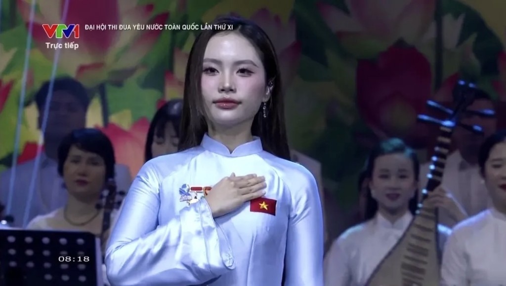 Nữ ca sĩ trình diễn ca khúc “Made In Vietnam” tại Đại hội