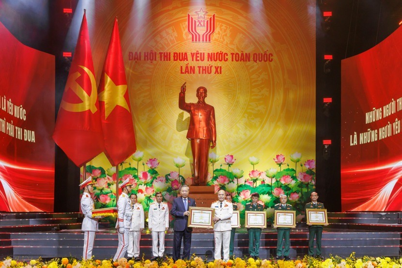 Thay mặt lãnh đạo Đảng, Nhà nước, Tổng Bí thư Tô Lâm đã và trao danh hiệu cao quý Anh hùng Lực lượng vũ trang nhân dân lần thứ IV tặng Công an thành phố Hà Nội