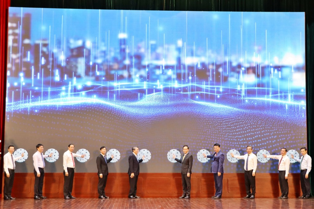 Các đại biểu thực hiện nghi thức ra mắt nền tảng HĐND số và Cổng thông tin điện tử HĐND Thành phố