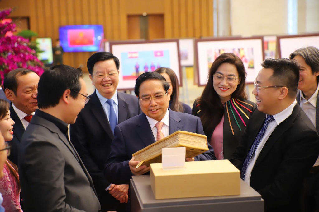 Thủ tướng Chính phủ cùng các đại biểu tham quan Triển lãm “Văn hóa là nền tảng - Thông tin là mạch dẫn - Thể thao là sức mạnh - Du lịch là nhịp cầu kết nối”.