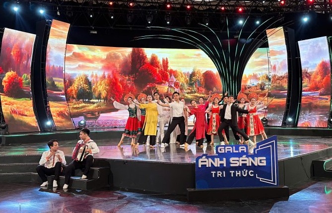 Gala “Ánh sáng Tri thức” 2025 tôn vinh đội ngũ trí thức, nhà khoa học, văn nghệ sĩ