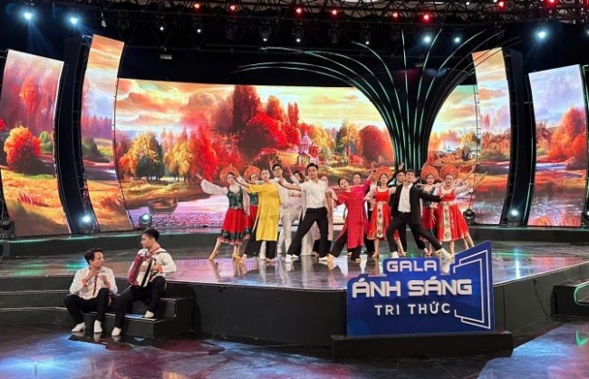 Gala “Ánh sáng Tri thức” 2025 tôn vinh đội ngũ trí thức, nhà khoa học, văn nghệ sĩ