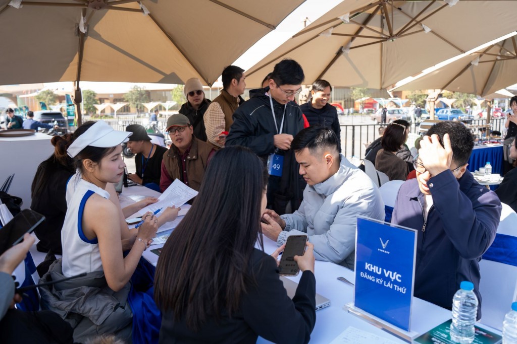 Tại Vietnam Mobility Show 2025, VinFast là thương hiệu duy nhất có không gian trưng bày và trải nghiệm hệ sinh thái giao thông xanh toàn diện, với đầy đủ dàn ô tô điện, xe máy điện và xe buýt điện. Bên cạnh trải nghiệm, khách hàng có nhu cầu mua xe có thể
