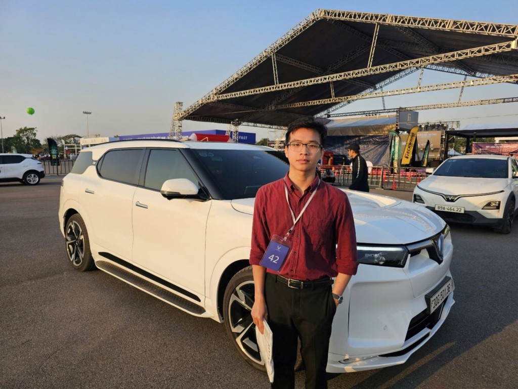 Không chỉ ấn tượng với trải nghiệm lái VF 9, anh Nguyễn Đức Mạnh (Hà Nội) còn bị thuyết phục bởi chi phí sở hữu quá tốt của mẫu E-SUV nhà VinFast.