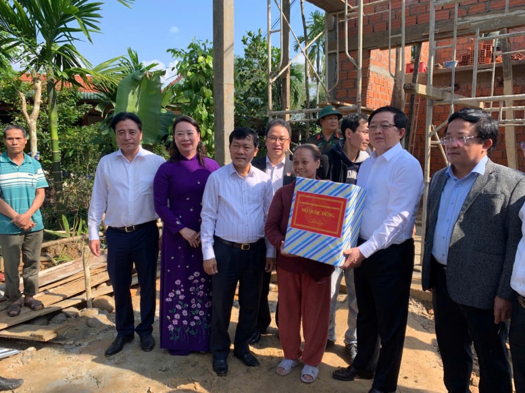 Phó Thủ tướng Hồ Quốc Dũng kiểm tra tình hình sửa chữa nhà ở và tặng quà cho người dân tại Huế (ngày 18/12/2025).