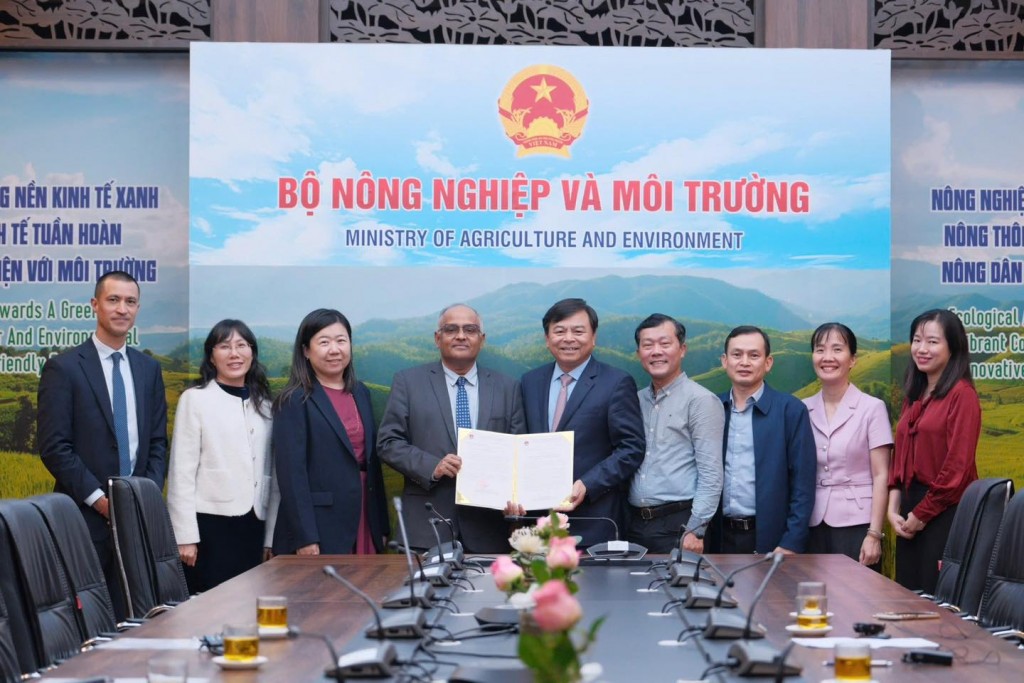 Thứ trưởng Nông nghiệp và Môi trường Nguyễn Hoàng Hiệp tiếp nhận thư xác nhận viện trợ chính thức 2 triệu USD từ Giám đốc Quốc gia ADB tại Việt Nam (ngày 5/12/2025)