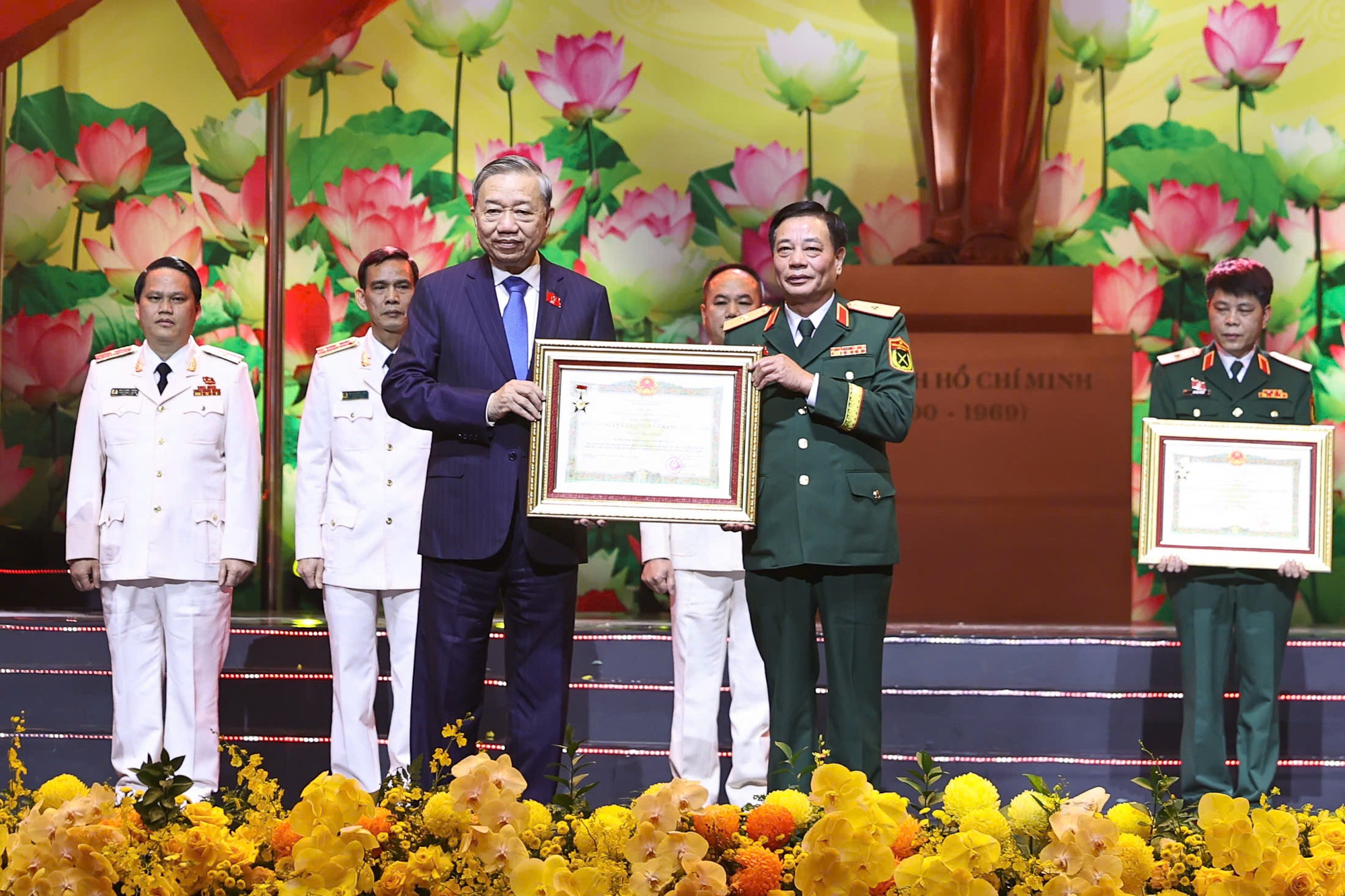 Lãnh đạo Đảng, Nhà nước trao danh hiệu Anh hùng tặng các tập thể, cá nhân