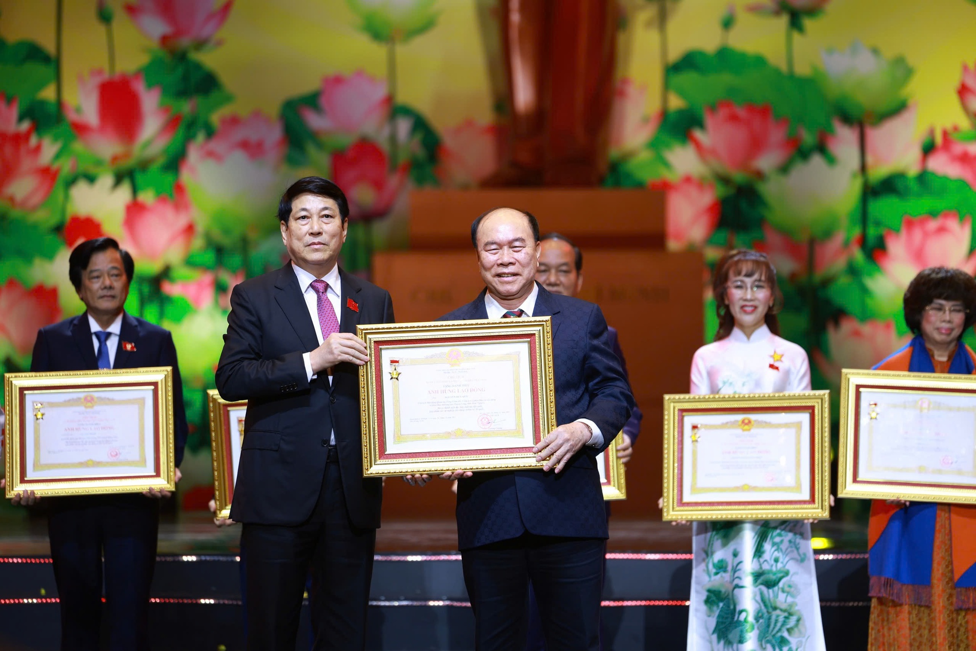 Lãnh đạo Đảng, Nhà nước trao danh hiệu Anh hùng tặng các tập thể, cá nhân