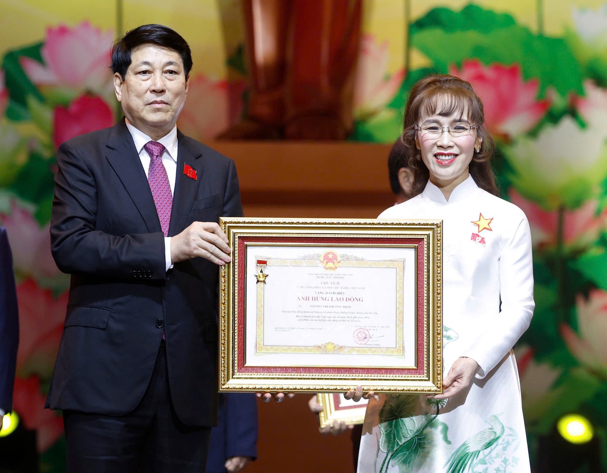 Lãnh đạo Đảng, Nhà nước trao danh hiệu Anh hùng tặng các tập thể, cá nhân