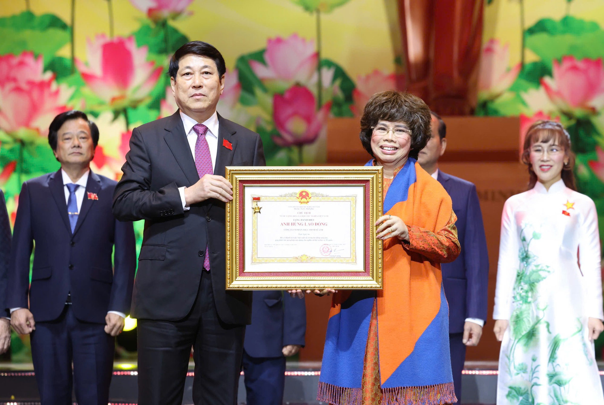 Lãnh đạo Đảng, Nhà nước trao danh hiệu Anh hùng tặng các tập thể, cá nhân