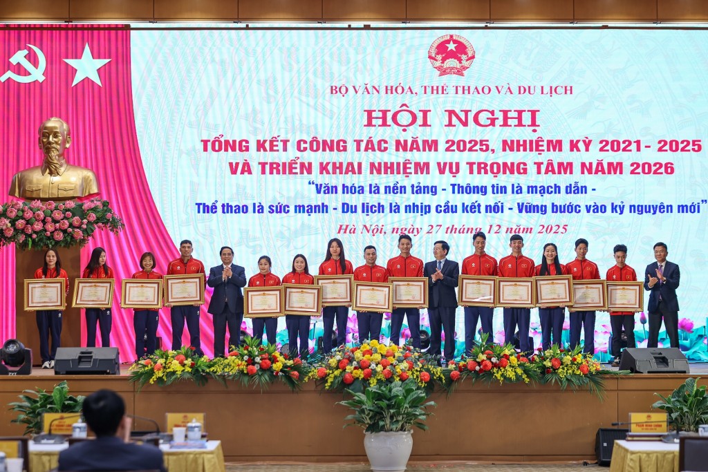 Thủ tướng Phạm Minh Chính tặng Bằng khen cho các vận động viên có thành tích xuất sắc tại SEA Games 33 (Ảnh: VGP/Nhật Bắc)