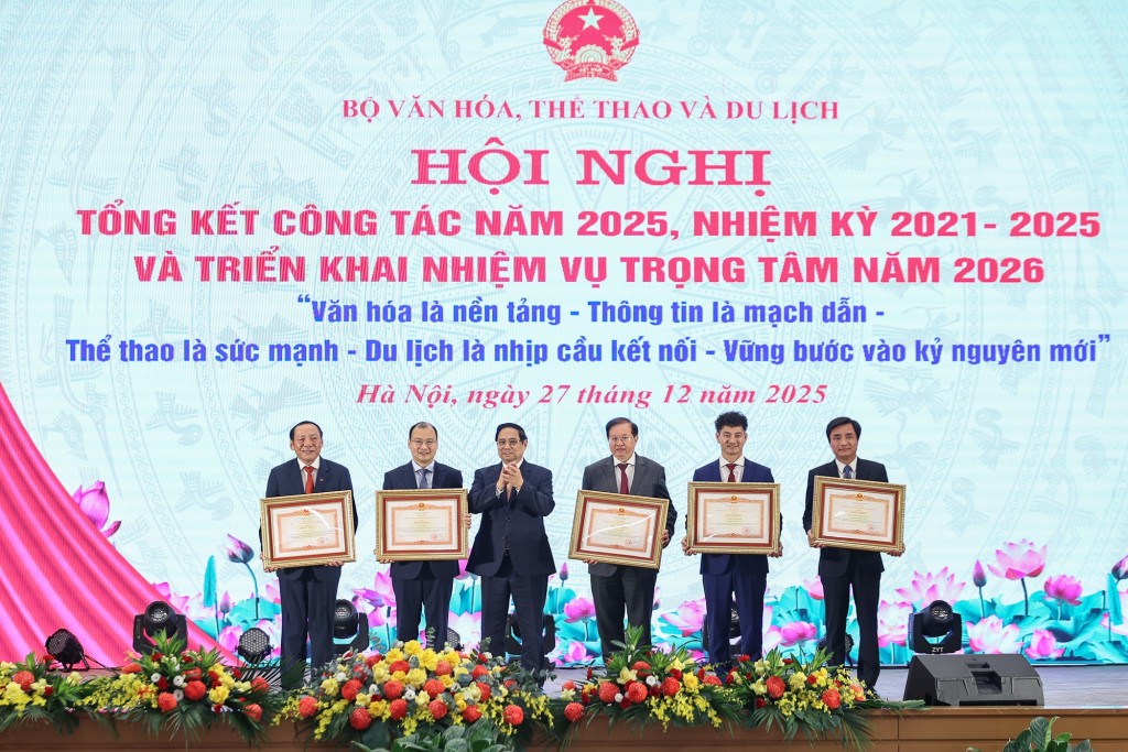 Thủ tướng trao Bằng khen của Thủ tướng cho lãnh đạo Bộ Văn hóa, Thể thao và Du lịch (Ảnh: VGP/Nhật Bắc)