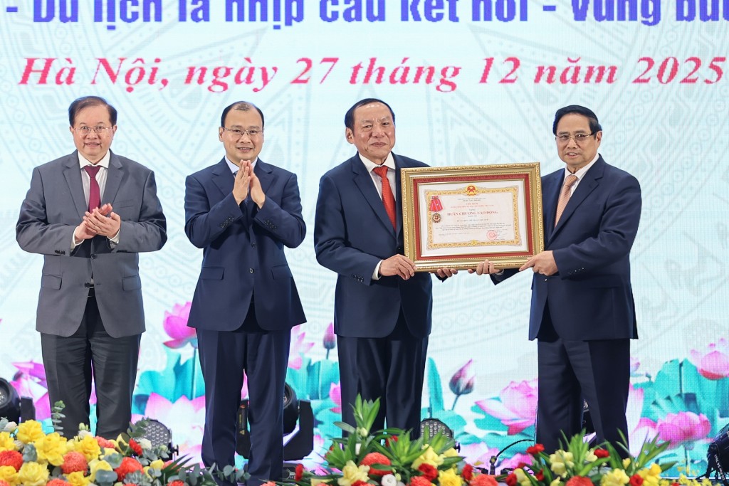 Thủ tướng trao Huân chương Lao động hạng 3 tới Bộ Văn hóa, Thể thao và Du lịch (Ảnh: VGP/Nhật Bắc)