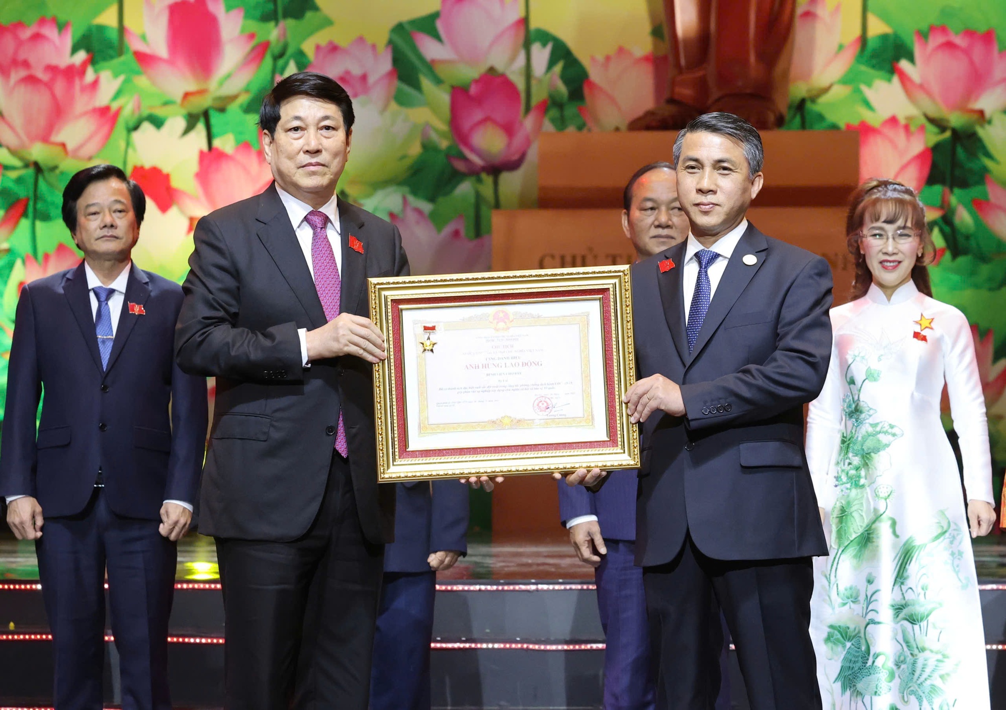 Lãnh đạo Đảng, Nhà nước trao danh hiệu Anh hùng tặng các tập thể, cá nhân