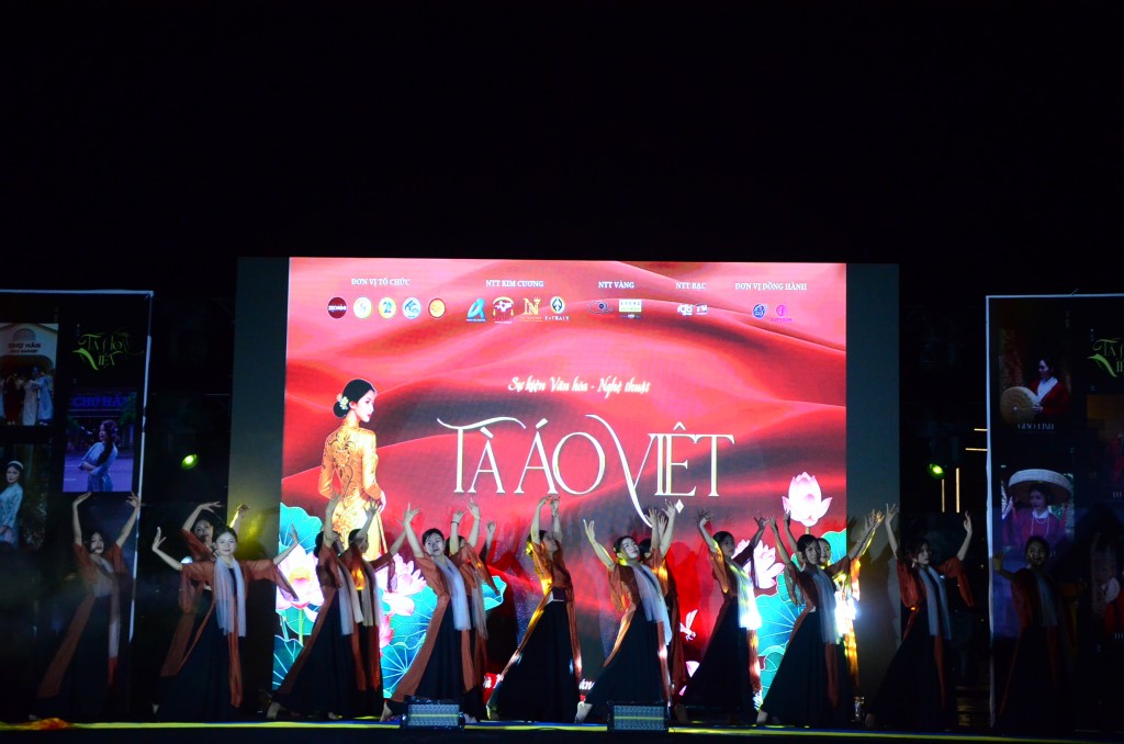 Tiết mục văn nghệ mở màn chương trình nghệ thuật (Ảnh Đ.Minh)