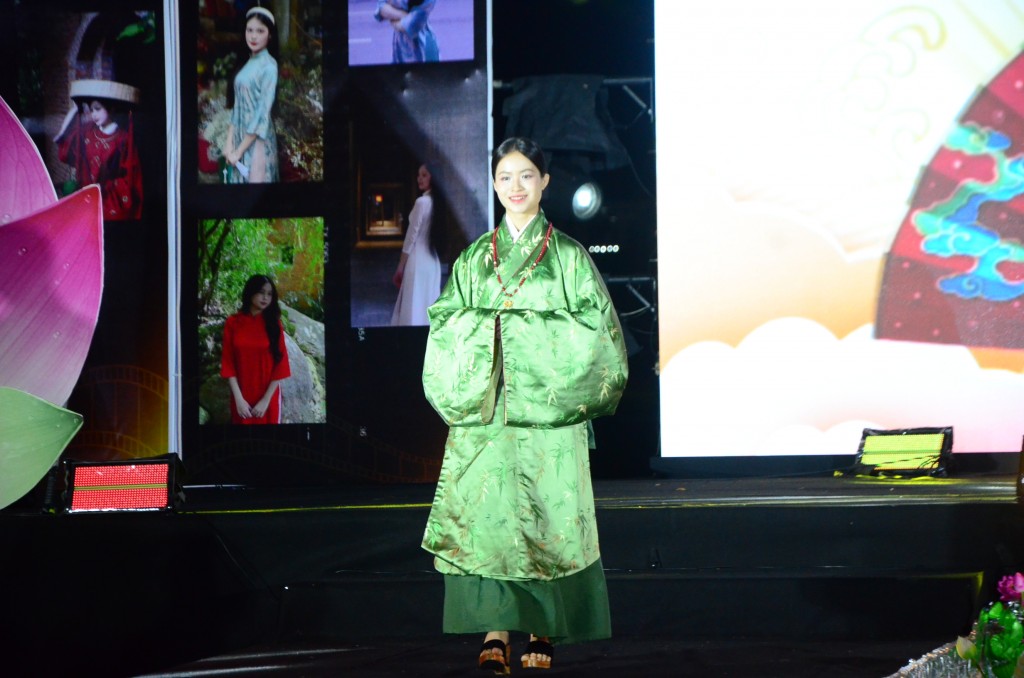 Tôn vinh vẻ đẹp vượt thời gian của tà áo dài Việt Nam qua ngôn ngữ thời trang, âm nhạc và ánh sáng (Ảnh Đ.Minh)