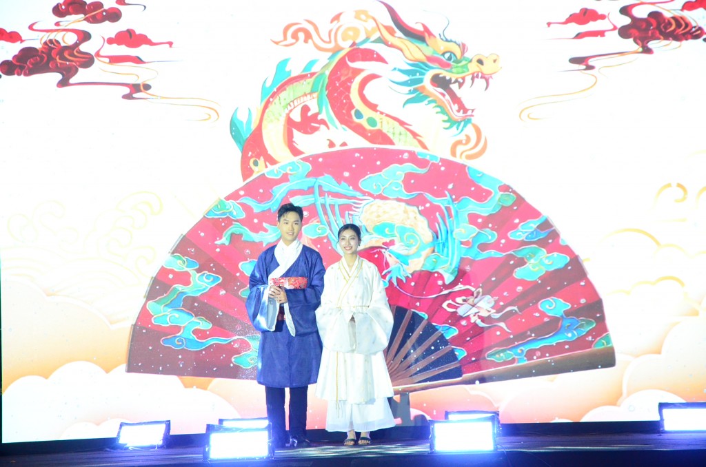 Đêm diễn nghệ thuật “Tà áo Việt” (Ảnh Đ.Minh)