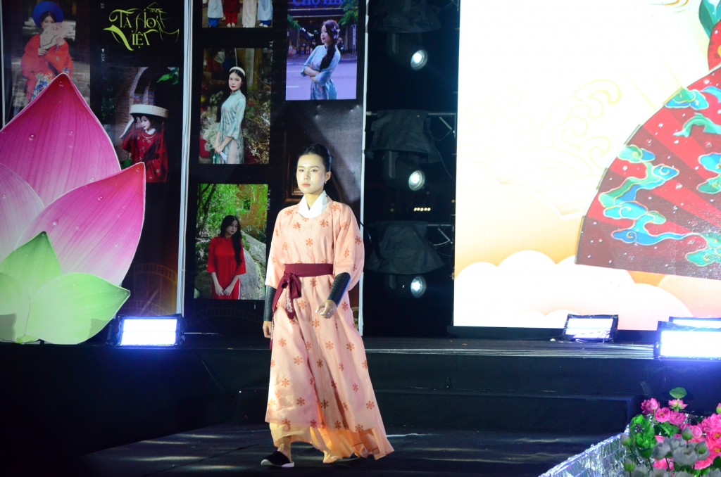 Những tà áo truyền thống và cách tân cùng hòa quyện trong hành trình kể lại lịch sử, văn hóa và khát vọng của dân tộc Việt Nam (Ảnh Đ.Minh)