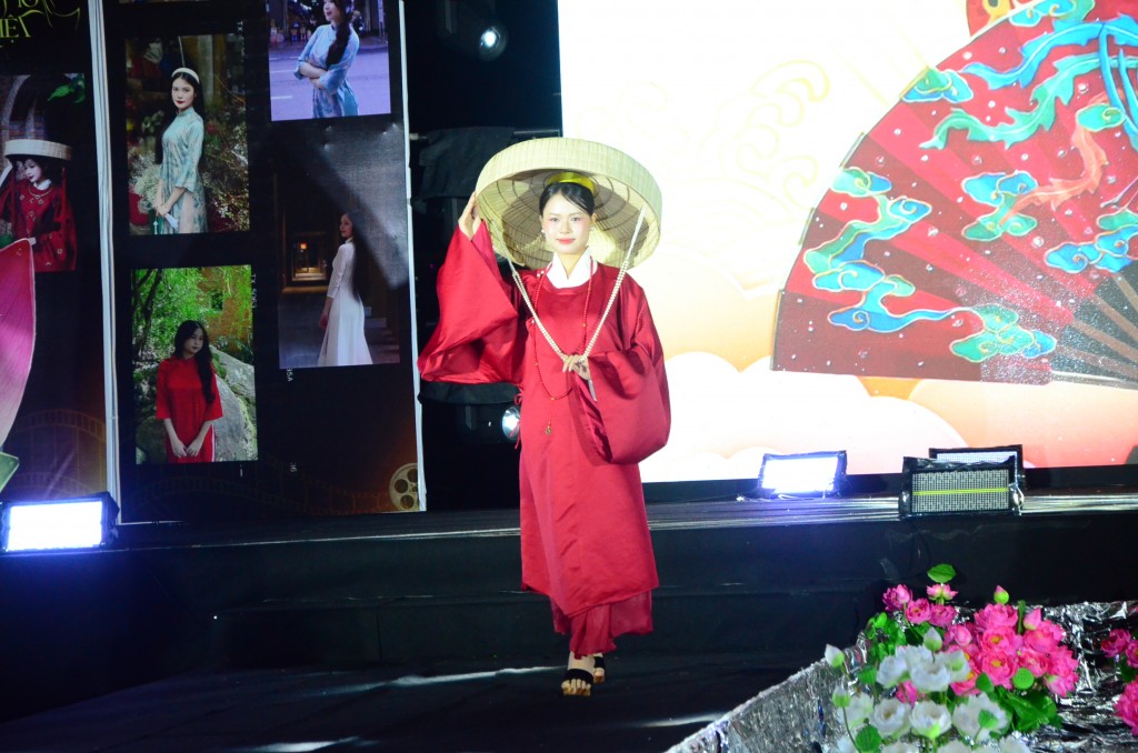 Áo dài, nón quai thao, biểu tượng của người phụ nữ Kinh Bắc xưa (Ảnh Đ.Minh)