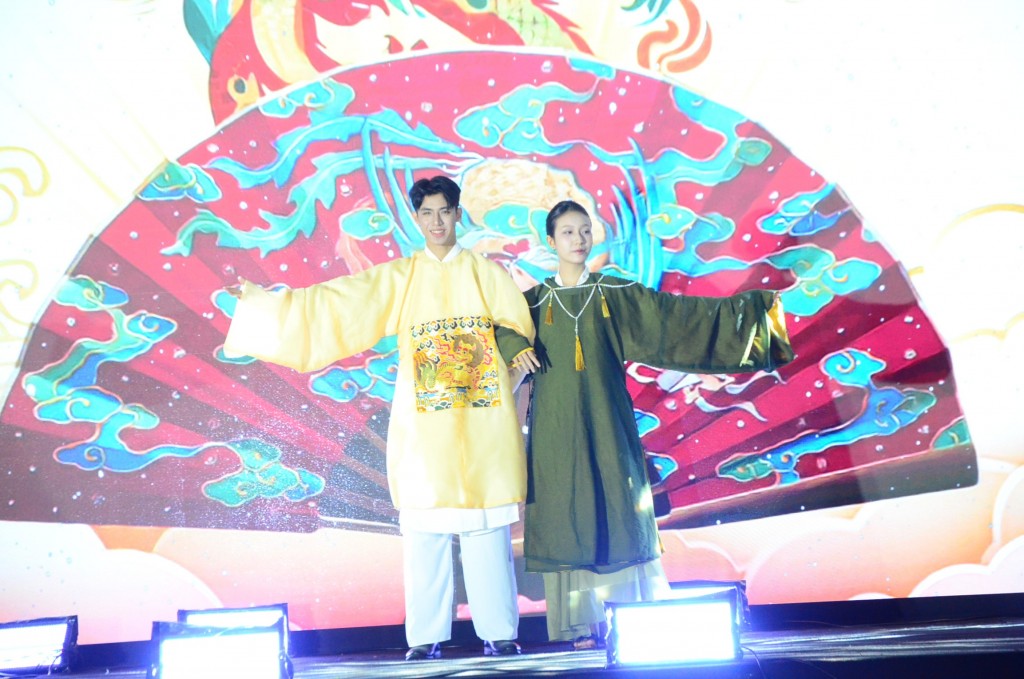 Đây không chỉ là một show diễn thời trang mà còn là lời tuyên ngôn mạnh mẽ của thế hệ trẻ về tình yêu và niềm tự hào với trang phục truyền thống (Ảnh Đ.Minh)