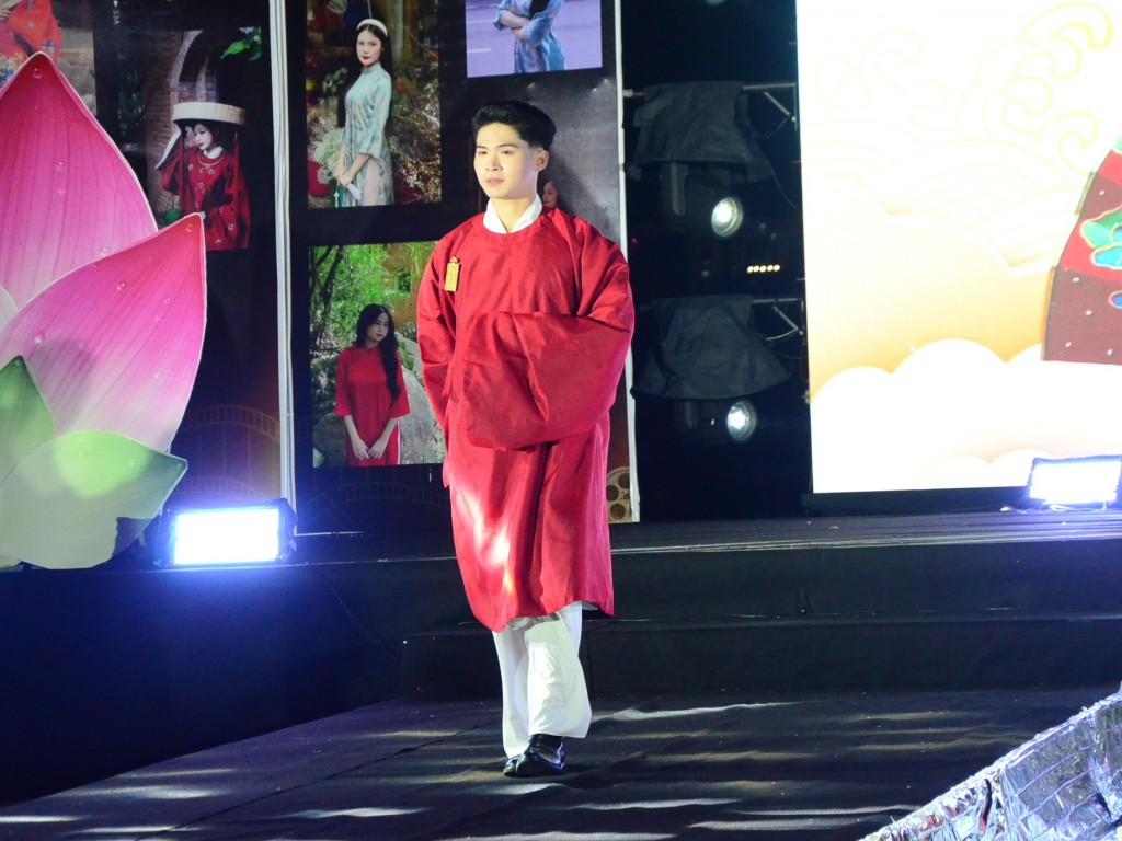 Vẻ đẹp áo dài ngũ thân nam truyền thống (Ảnh Đ.Minh)