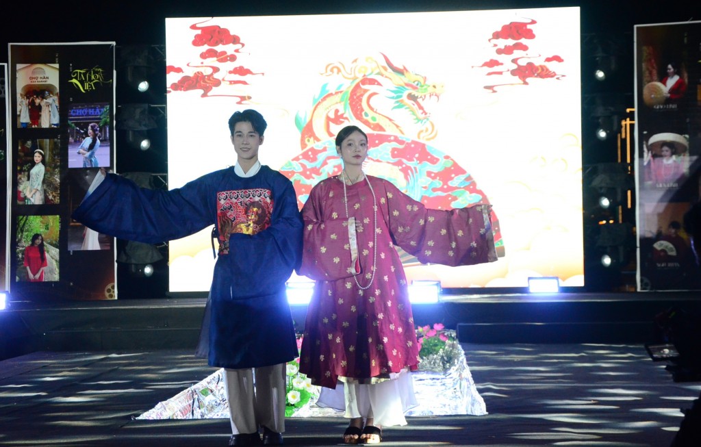 Các bạn trẻ trình diễn áo dài từ cổ xưa đến hiện đại đa sắc màu (Ảnh Đ.Minh)