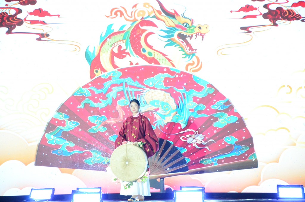 Show diễn được tổ chức tại phố đi bộ Bạch Đằng, bên bờ sông Hàn thơ mộng (Ảnh Đ.Minh)