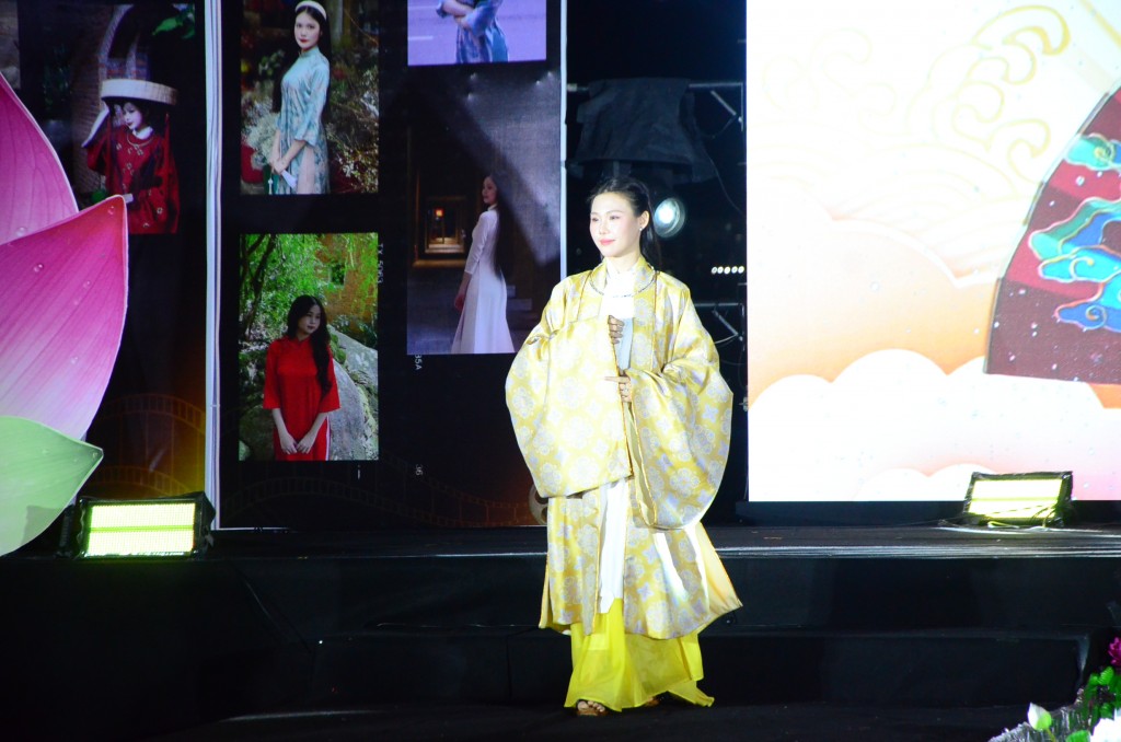 Các sinh viên duyên dáng trong các tà áo dài (Ảnh Đ.Minh)