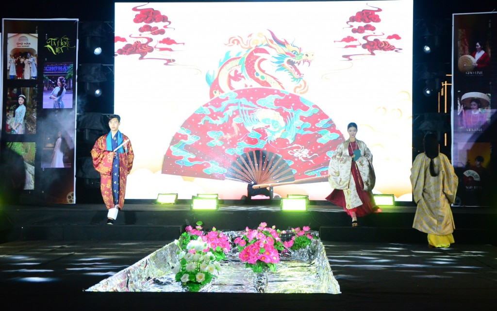 Show diễn do nhóm sinh viên lớp 22CVNH01 – Khoa Lịch Sử - Địa lý - Chính trị, trường Đại học Sư phạm - Đại học Đà Nẵng tổ chức (Ảnh Đ.Minh)