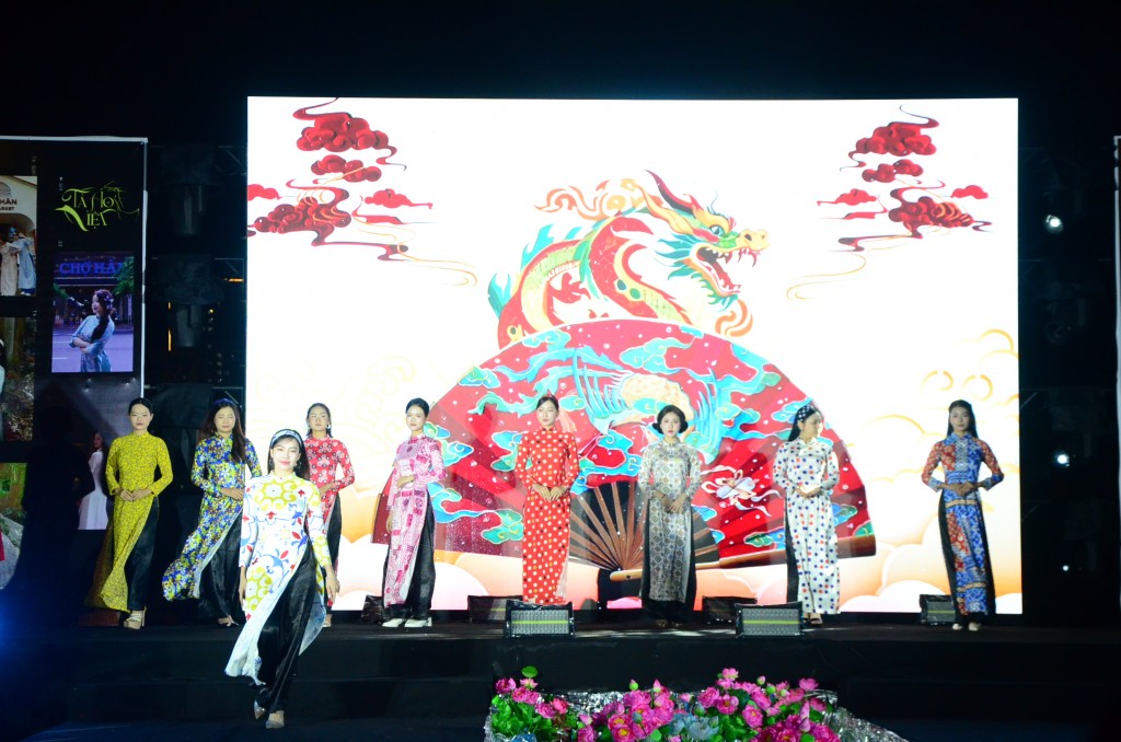 Màn trình diễn áo dài phong cách cô Ba Sài Gòn (Ảnh Đ.Minh)