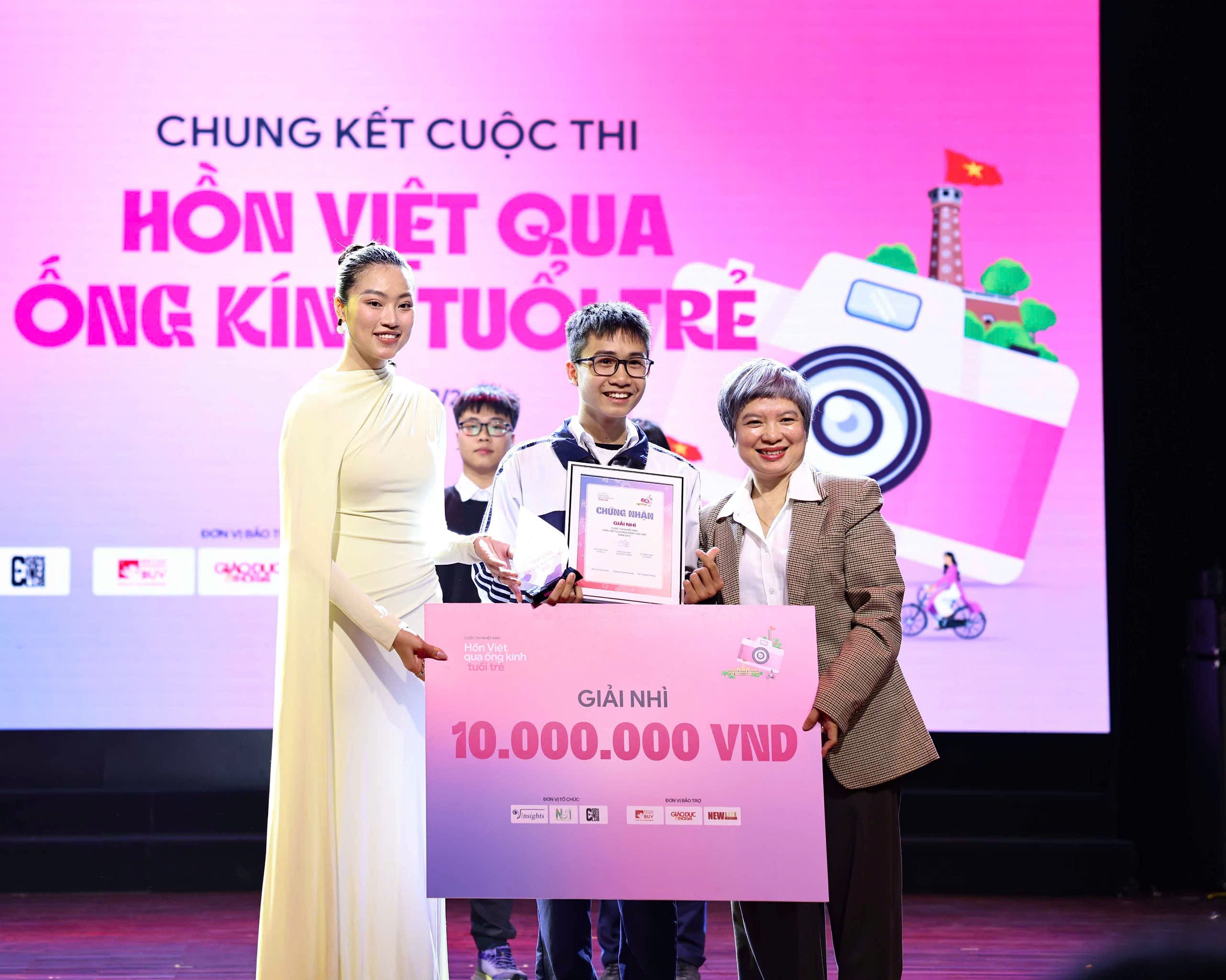Học sinh trường THPT Việt Đức, Hà Nội giành giải Nhì. Ảnh: Thanh Tùng