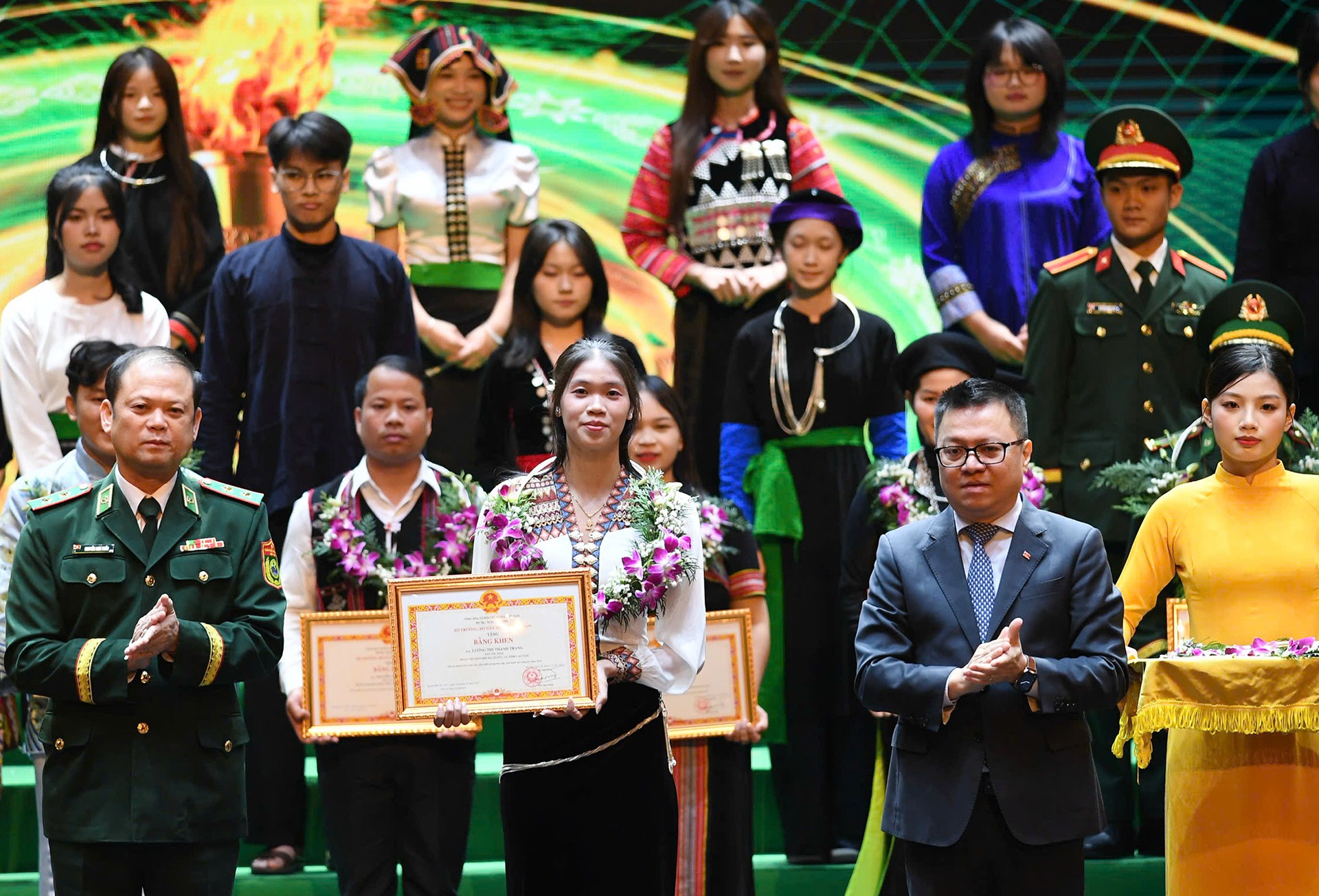 ông Lê Quốc Minh, Phó Trưởng Ban Tuyên giáo và Dân vận Trung ương, Tổng Biên tập Báo Nhân Dân, Chủ tịch Hội Nhà báo Việt Nam và Trung tướng Nguyễn Anh Tuấn, Chính ủy Bộ đội Biên phòng trực tiếp trao bằng khen cho các học sinh, sinh viên, thanh niên DTTS xuất sắc, tiêu biểu năm 2025.