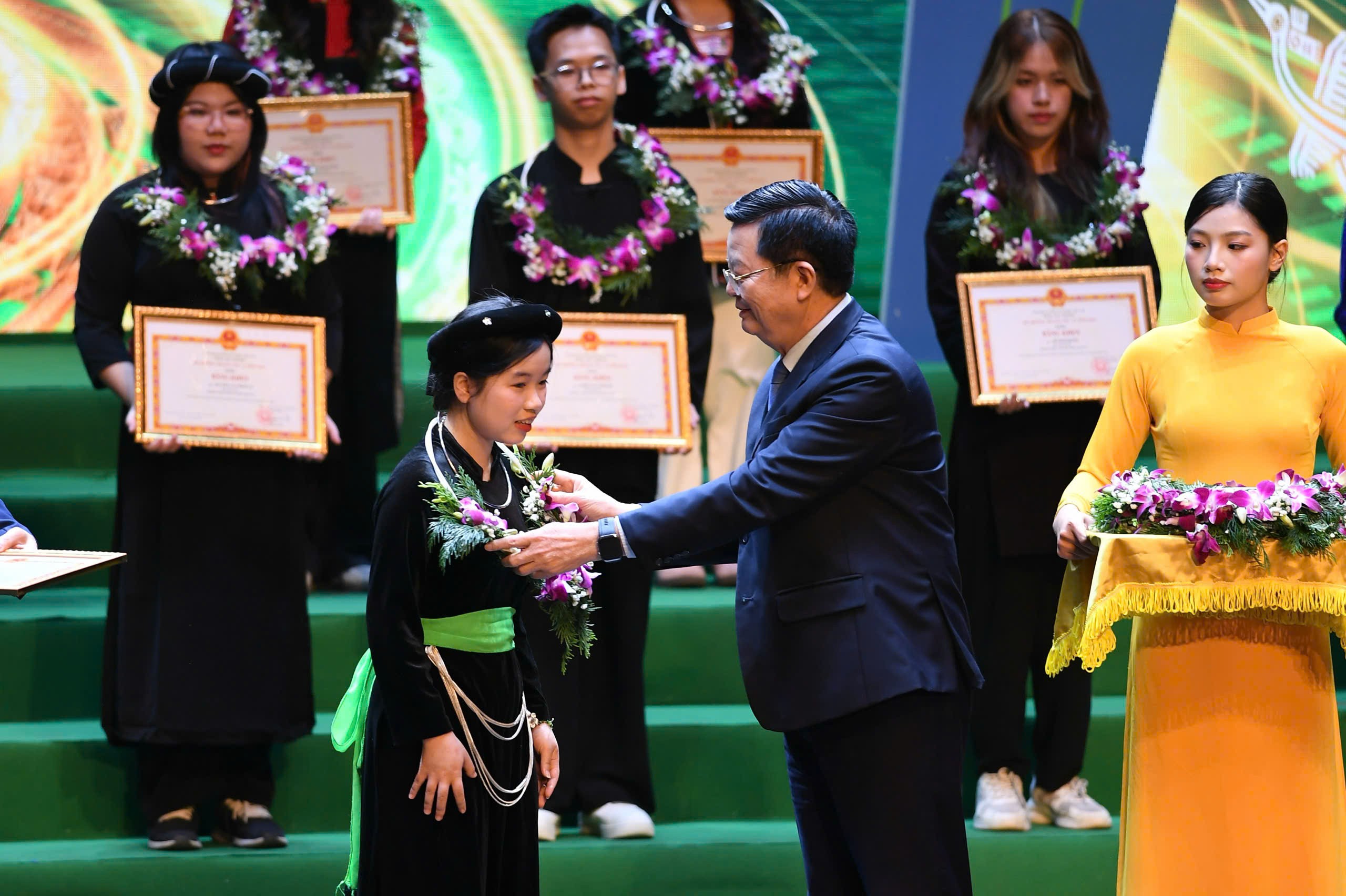 Phó Thủ tướng Mai Văn Chính trao bằng khen cho các em học sinh đạt giải cao trong kỳ thi học sinh giỏi quốc gia