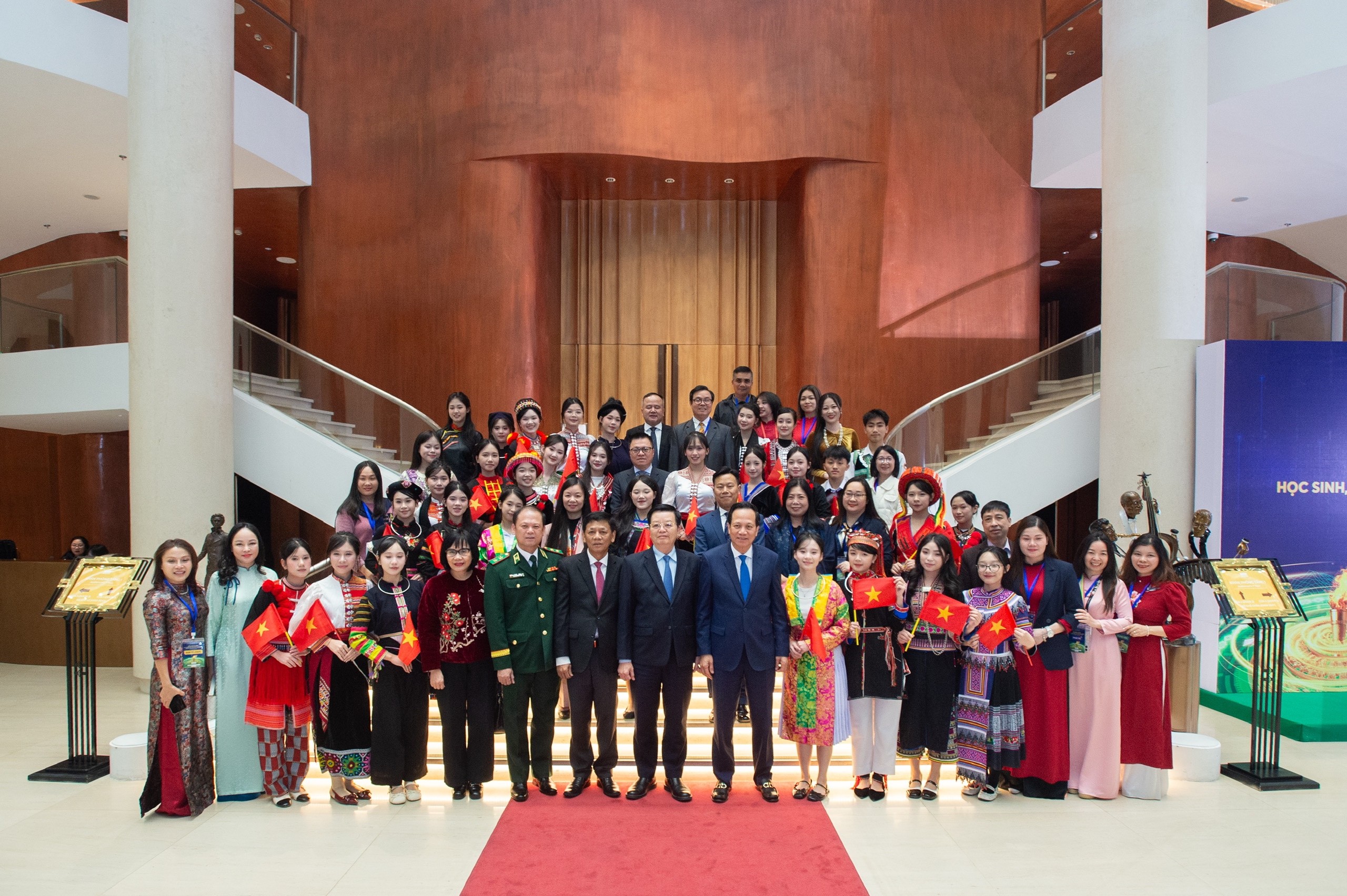 Phó Thủ tướng Mai Văn Chính cùng các đại biểu dự Lễ tuyên dương