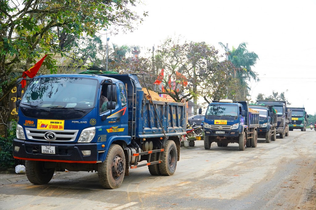 Các lực lượng được huy động thi công cả ngày lẫn đêm với tinh thần “vượt nắng, thắng mưa”, bảo đảm tiến độ và chất lượng công trình