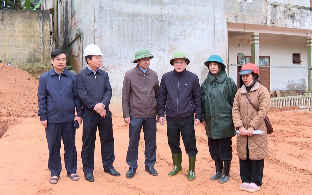 Phó Chủ tịch UBND tỉnh Quảng Trị Phan Phong Phú trực tiếp có mặt tại hiện trường để tiếp tục chỉ đạo công tác thi công