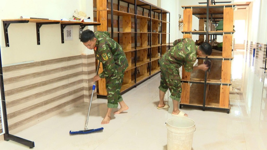 Lực lượng vũ trang dọn dẹp nhà cửa giúp từng bước khôi phục sinh hoạt thường ngày cho các hộ dân