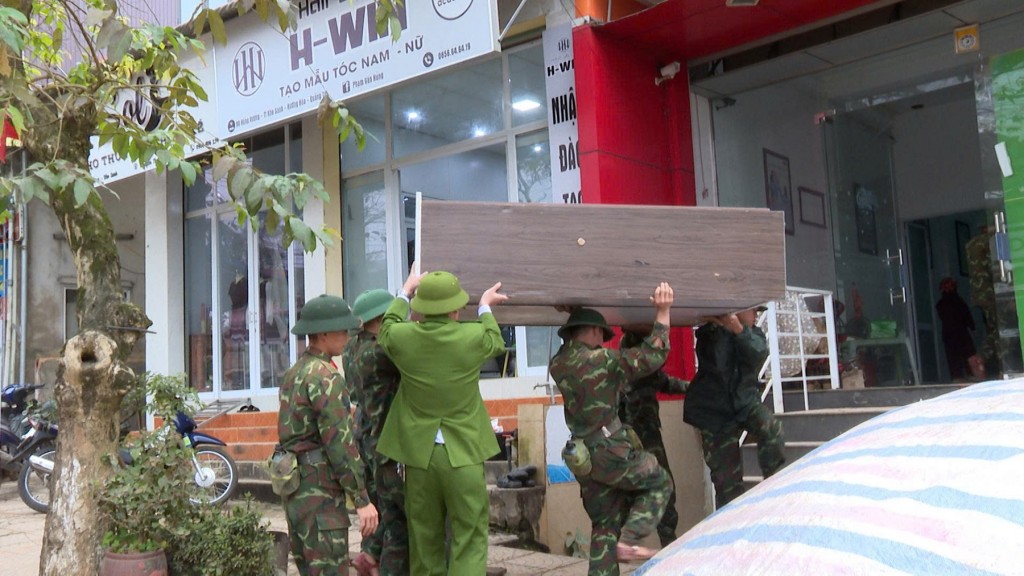 Lực lượng vũ trang di chuyển tài sản để người dân quay trở lại sinh sống ổn định