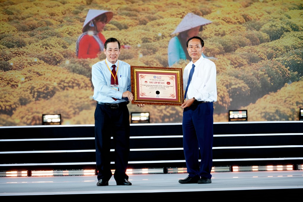 Ông Dương Duy Lâm Viên – Phó Chủ tịch kiêm Tổng Thư ký Trung ương Hội Kỷ lục gia Việt Nam, Viện trưởng Viện Kỷ lục gia Việt Nam (bìa trái) trao bằng xác lập kỷ lục Việt Nam cho ông Nguyễn Văn Tâm – Chủ tịch Ủy ban nhân dân phường Sa Đéc