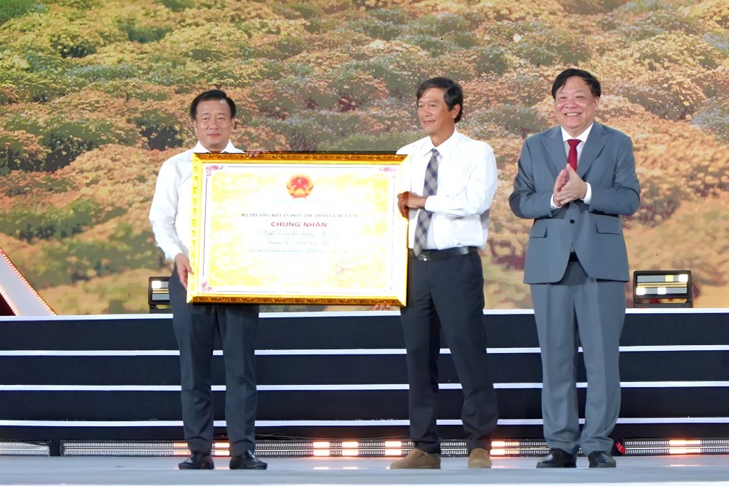 Chủ tịch UBND tỉnh Đồng Tháp Phạm Thành Ngại trao Quyết định của Bộ trưởng Bộ Văn hóa, Thể thao và Du lịch đưa Nghề trồng hoa kiểng Sa Đéc vào danh mục di sản văn hóa phi vật thể quốc gia cho lãnh đạo tỉnh Đồng Tháp và đại diện Làng nghề trồng hoa kiểng S