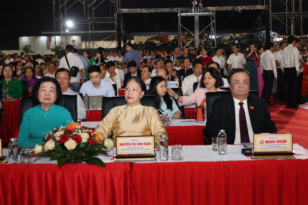 Tham dự lễ khai mạc có Ủy viên Trung ương Đảng, Phó Chủ tịch Quốc hội Lê Minh Hoan; nguyên Chủ tịch Quốc hội Nguyễn Thị Kim Ngân; nguyên Phó Chủ tịch nước Trương Mỹ Hoa; Ủy viên Trung ương Đảng, Phó Bí thư Thường trực Thành ủy TP Hồ Chí Minh Lê Quốc Phong; Phó Bí thư Thường trực Tỉnh ủy, Chủ tịch HĐND tỉnh Đồng Tháp Châu Thị Mỹ Phương; Phó Bí thư Tỉnh ủy, Chủ tịch UBND tỉnh Đồng Tháp Phạm Thành Ngại, cùng lãnh đạo các bộ, ngành Trung ương, địa phương, đại diện doanh nghiệp, nghệ nhân, nông dân trồng hoa kiểng và đông đảo người dân, du khách.