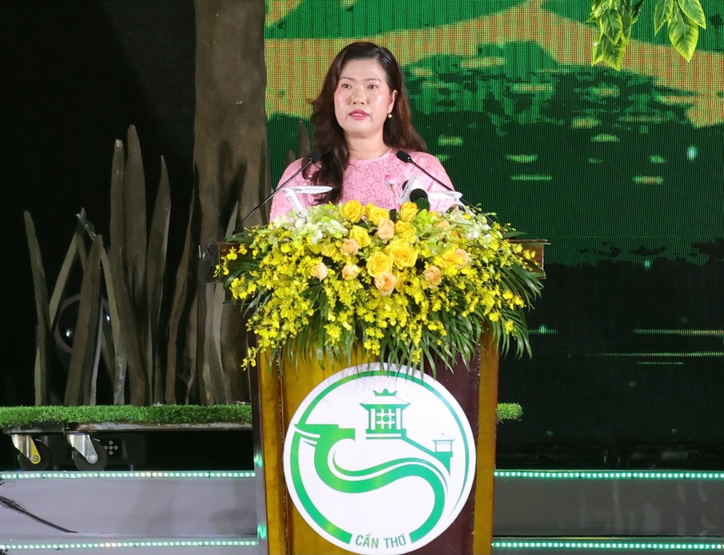 Nguyễn Thị Ngọc Điệp, Phó Chủ tịch UBND TP Cần Thơ, phát biểu khai mạc lễ hội.